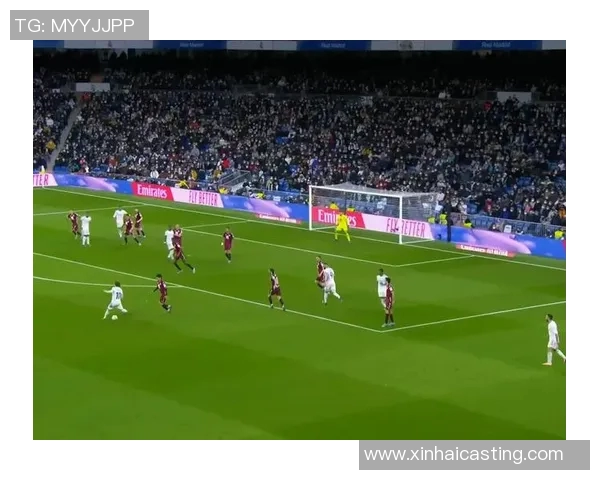 足球明星镭射照片全景展示尽显球场风采与个人魅力的精彩瞬间