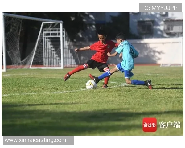 足球明星们在绿茵场上挥洒汗水与激情的精彩瞬间与背后故事 足球明星们在绿茵场上挥洒汗水与激情的精彩瞬间与背后故事