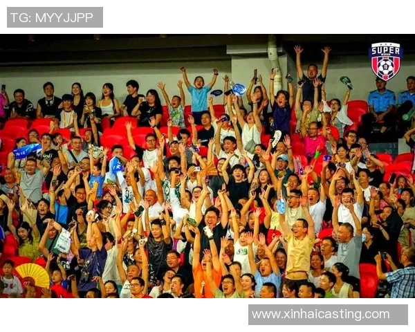 与足球明星同款合影的女生们展现青春活力与时尚魅力的精彩瞬间