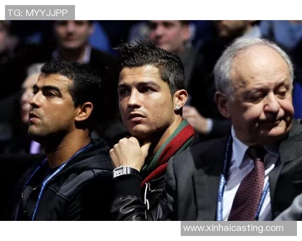 带围脖的足球明星究竟是谁他在赛场上的表现如何